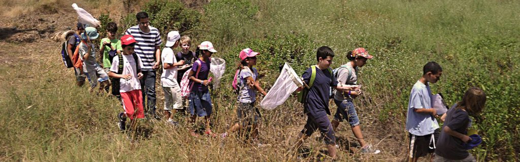 צעד ירוק: חדשנות חינוכית ופיתוח מודלים חינוכיים ייחודיים. חינוך לקיימות (בתמונה: ילדים צועדים בטבע)