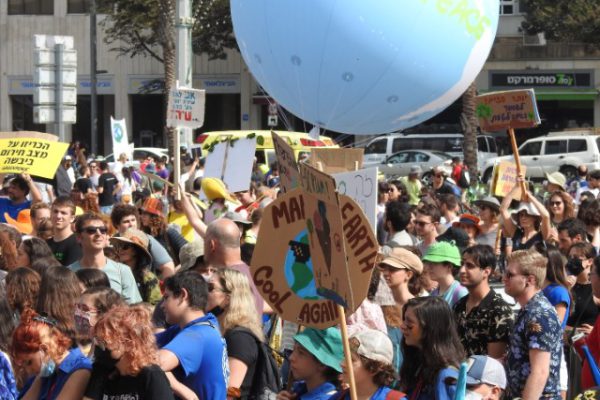 מנהיגות אקלימית | חדשנות חינוכית להובלת מנהיגות ואקטיביזם סביבתי (בתמונה: משתתפים במצעד האקלים)